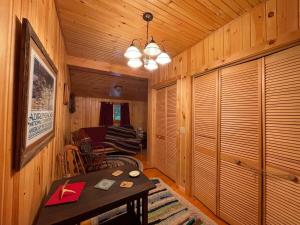 un salon avec une table et un canapé dans l'établissement Gibbs Cottage, à Eagle Bay