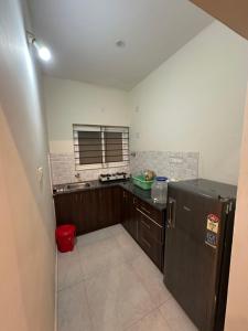 Η κουζίνα ή μικρή κουζίνα στο Modern Comfortable 1BHK Prime location Service Apartments