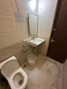Ένα μπάνιο στο Modern Comfortable 1BHK Prime location Service Apartments +16 φωτογραφίες