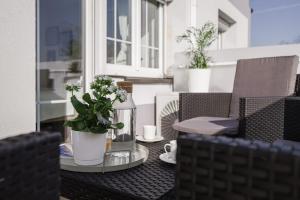 Posezení v ubytování Spacious 4-Story Home with Sauna & Garden + 125 fotografií