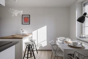 Kuchyň nebo kuchyňský kout v ubytování Spacious 4-Story Home with Sauna & Garden