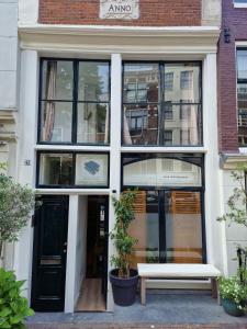 阿姆斯特丹New Apartment in the Heart of Amsterdam的前面有长凳的建筑 更多8张照片