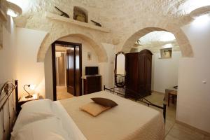 A bed or beds in a room at Quei Trulli Divini Még 37 kép