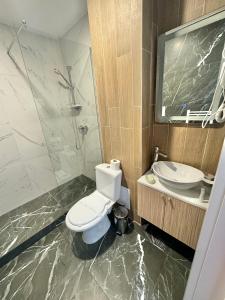 une salle de bain avec toilettes et lavabo dans l'établissement Vila Natalia, à Eforie Nord 16 autres photos