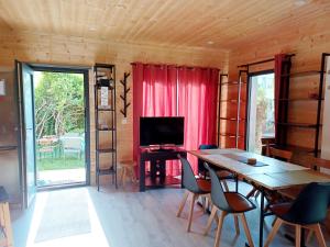 Μια τηλεόραση ή/και κέντρο ψυχαγωγίας στο New modern 80 m2 house, peaceful haven, 10' from RER B