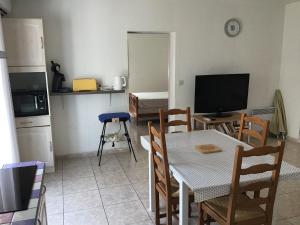 Kuchyňa alebo kuchynka v ubytovaní Appartement avec extérieur et parking gratuit