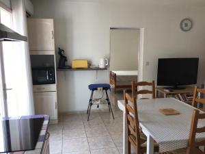 Kuchyňa alebo kuchynka v ubytovaní Appartement avec extérieur et parking gratuit