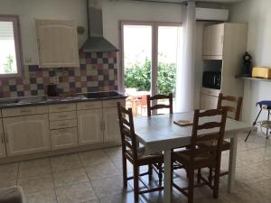 Kuchyňa alebo kuchynka v ubytovaní Appartement avec extérieur et parking gratuit