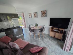 Telewizja i/lub zestaw kina domowego w obiekcie Krystynka