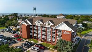 奥克拉科克Anchorage Inn & Marina的停车场内停放车辆的酒店空中景观