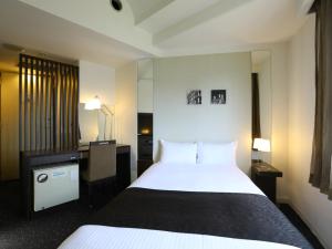 Postel nebo postele na pokoji v ubytování APA Hotel Sagamihara Hashimoto Ekimae