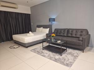 Summer Luxury Suites KlCC by ATIQ في كوالالمبور: غرفة معيشة بها أريكة وسرير +13 صورة