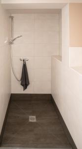 Ένα μπάνιο στο Ferienwohnungen Lily, Bärwalder See, Ferienwohnung "SPREE"