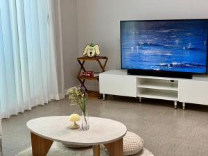 Televiisor ja/või meelelahutuskeskus majutusasutuses Open Event Stay Yoonseul