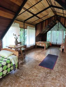 Bella Victoria Ecolodge في Santa María: غرفة نوم بسريرين وطاولة في غرفة