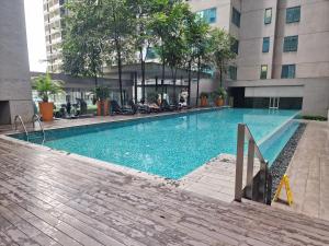 Summer Luxury Suites KlCC by ATIQ في كوالالمبور: حمام سباحة في وسط المبنى