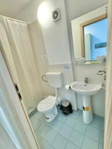 ein Badezimmer mit Toilette und Waschbecken in der Unterkunft Hotel Diana in Eforie Nord