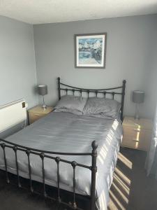 a bedroom with a large bed with two night stands at Charming 2 Storey Holiday Villa in Dawlish Warren in Dawlish Warren +14 photos