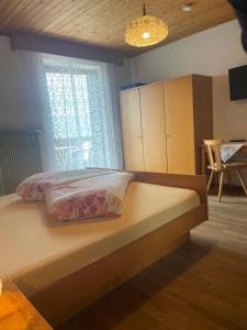 Postel nebo postele na pokoji v ubytování Haus Käfersberg