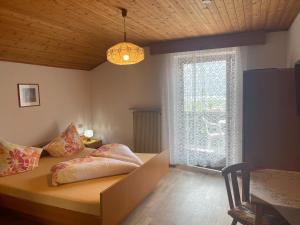Postel nebo postele na pokoji v ubytování Haus Käfersberg