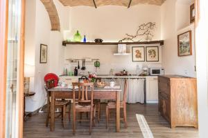 a kitchen with a wooden table and chairs at Casa Vacanze Villa Maria in Anghiari