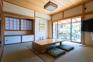 和歌山市にあるHABi-Wakauraの木製テーブル、大きな窓が備わる客室です。