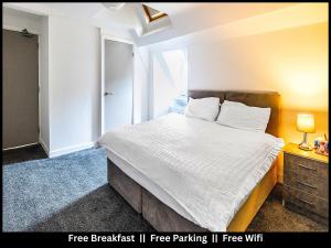 Postel nebo postele na pokoji v ubytování OYO A Better Night Hotel Limited