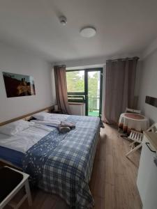 Postel nebo postele na pokoji v ubytování Nad Zalewem w Serocku z siłownią