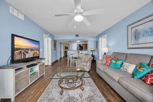 Una sala de estar con un sofá y un televisor. en All New Luxury with Stunning Ocean Views Sky Pool Lazy River, en Myrtle Beach 42 fotos más