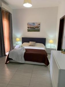 Un dormitorio con una cama y dos lámparas sobre dos mesas. en Spacious Apartment in Downtown City, en Il-Gżira