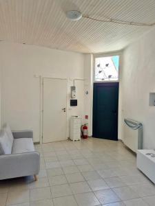 a living room with a couch and a blue door at Casa VERA in Pitelli