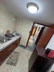 a kitchen with a sink and a counter top at Appartement Atlas, Rue Mouatamid Ibn Abbad, Immeuble Malki, 1er étage, Oujda in Oujda