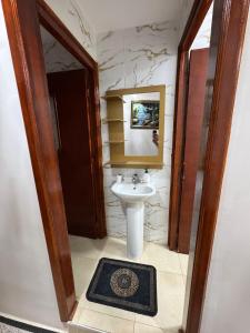 a bathroom with a sink and a mirror at Appartement Atlas, Rue Mouatamid Ibn Abbad, Immeuble Malki, 1er étage, Oujda in Oujda