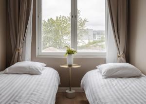 En eller flere senge i et værelse på Luxury & Comfort in unique Kakola Residence -Sauna & 2 bedrooms