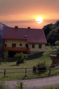 Východ nebo západ slunce při pohledu z apartmánu nebo okolí