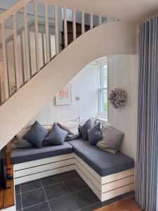 ein Raum mit zwei Bänken unter einer Treppe in der Unterkunft Saviours View in Dartmouth