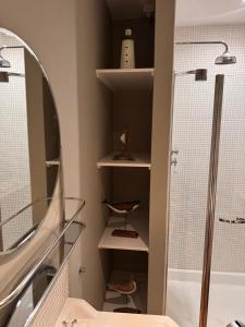 ein Badezimmer mit Dusche, Waschbecken und Spiegel in der Unterkunft Saviours View in Dartmouth