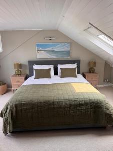 ein Schlafzimmer mit einem großen Bett im Dachgeschoss in der Unterkunft Saviours View in Dartmouth
