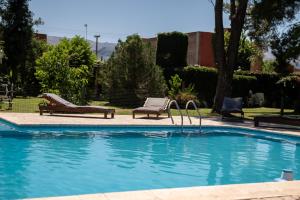 Los Robles في فيلا كورا بروشيرو: وجود مسبح مع كرسيين ومقعد بجواره