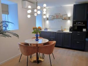 a kitchen with a table with a vase of flowers on it at Het Haven Huysje in Hoorn