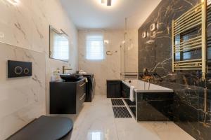 Η κουζίνα ή μικρή κουζίνα στο Apartament All Saint's - blisko Chojnik, ogród, miejsce na rowery, ogrodzony dla zwierząt +16 φωτογραφίες