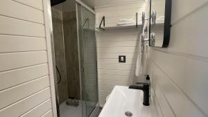 Bilik mandi di Houseboat 18 Nordic