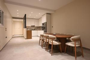 eine Küche mit einem Holztisch und Stühlen in der Unterkunft Solana luxury mansion in Kairo