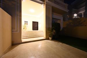 ein leerer Flur eines Hauses mit Tür in der Unterkunft Solana luxury mansion in Kairo