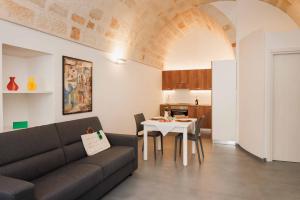 una sala de estar con un sofá y una mesa en Suite Polignani, en Monopoli