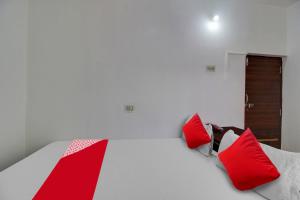 Postel nebo postele na pokoji v ubytování Hotel O K S Inn Hotel