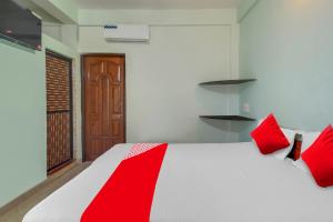 Postel nebo postele na pokoji v ubytování Hotel O K S Inn Hotel