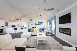 Μια τηλεόραση ή/και κέντρο ψυχαγωγίας στο Semi-Oceanfront 8 bed with Pool Spa Ocean Views