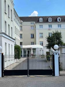 a black fence in front of a building at Studio-parking-wifi-Disney-Val d'Europe 10 mn in Montévrain +7 photos