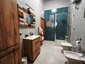 Un baño con lavabo, ducha e inodoro. en Casa di Maddalena, en Barletta 14 fotos más